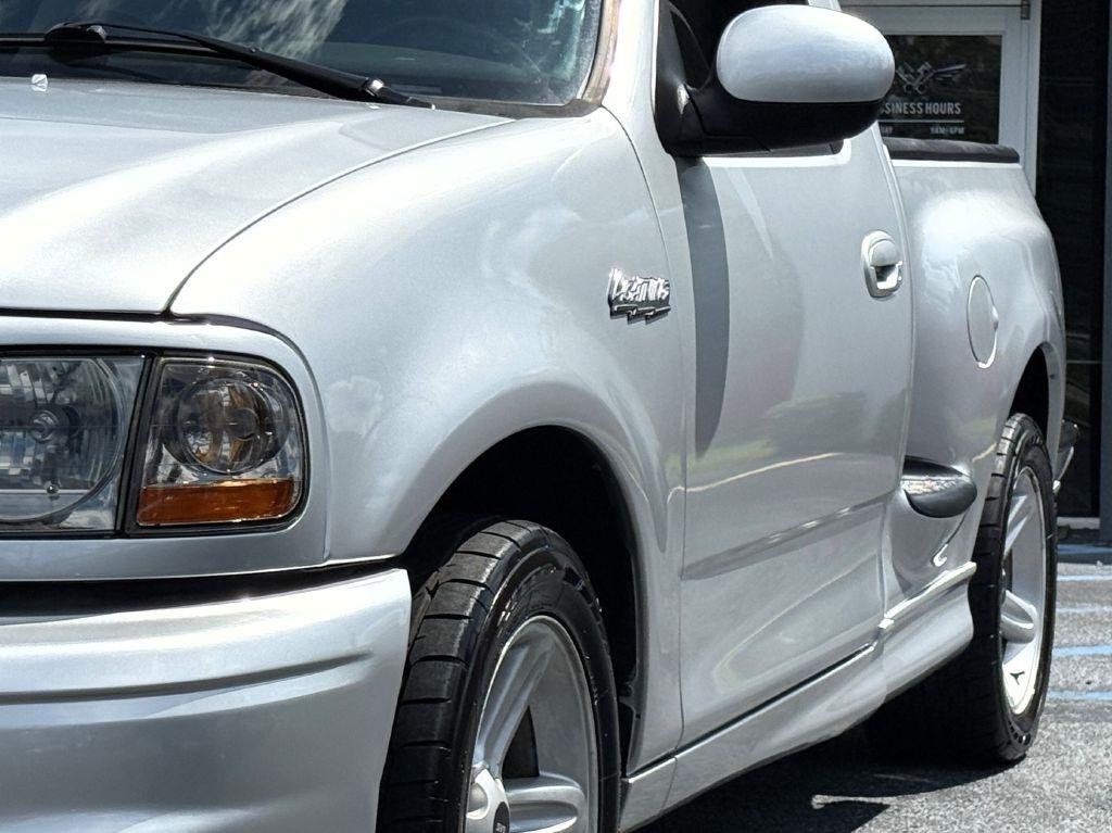 Ford F-150 SVT Lightning 2WD 2004