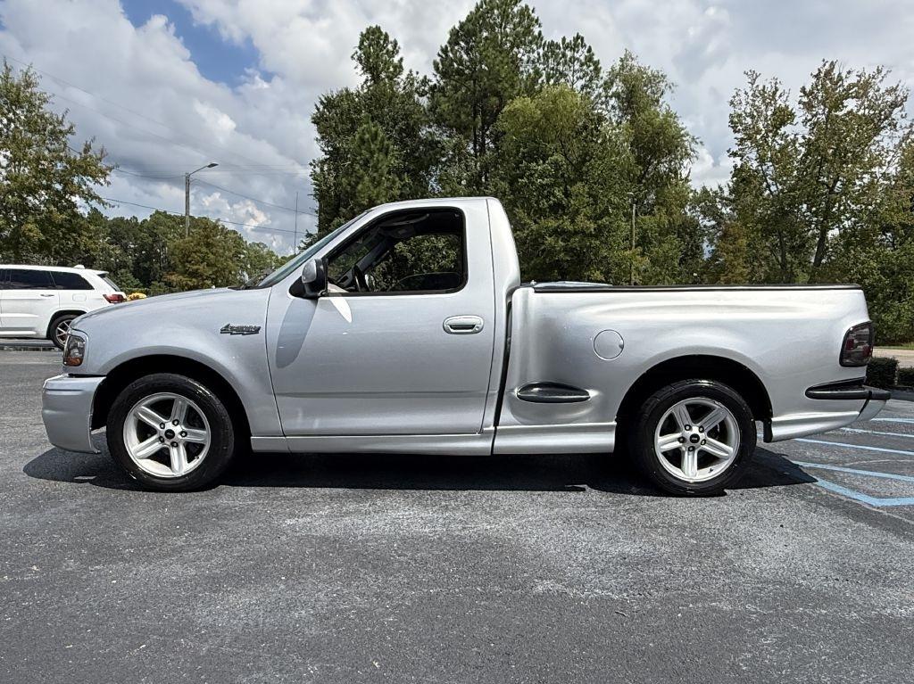 Ford F-150 SVT Lightning 2WD 2004