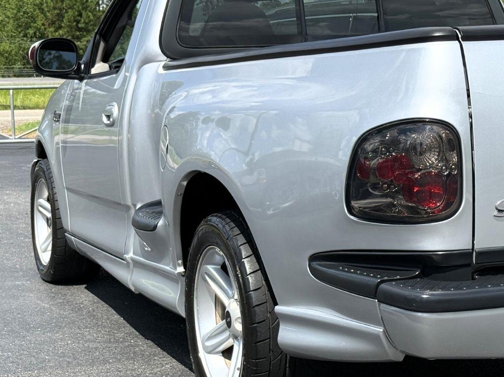 Ford F-150 SVT Lightning 2WD 2004
