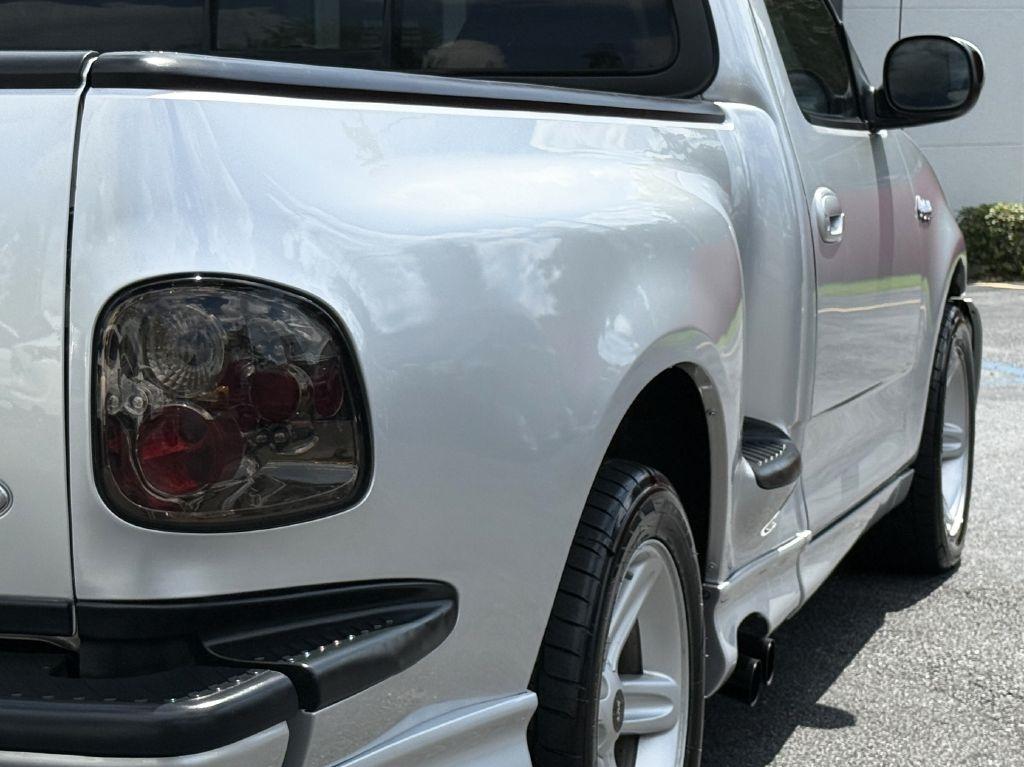 Ford F-150 SVT Lightning 2WD 2004