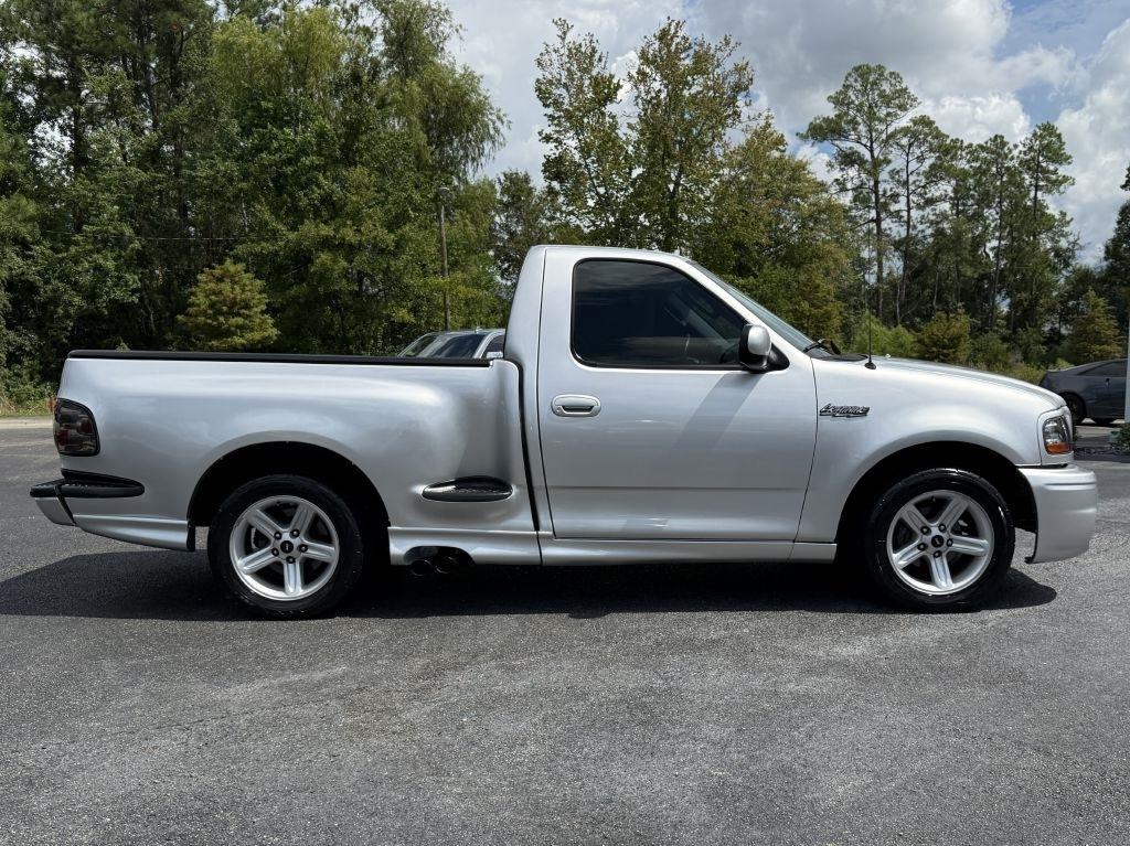 Ford F-150 SVT Lightning 2WD 2004