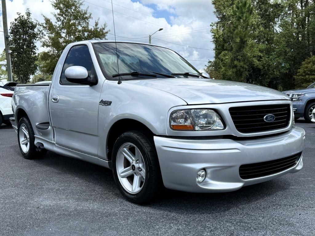 Ford F-150 SVT Lightning 2WD 2004