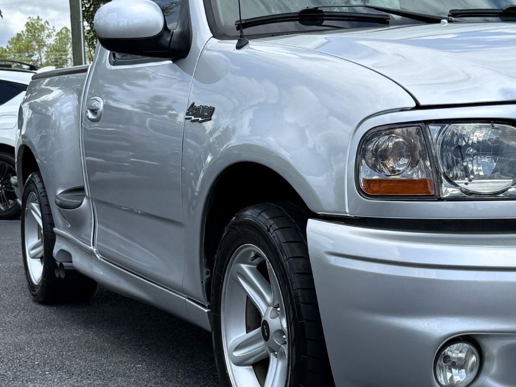 Ford F-150 SVT Lightning 2WD 2004