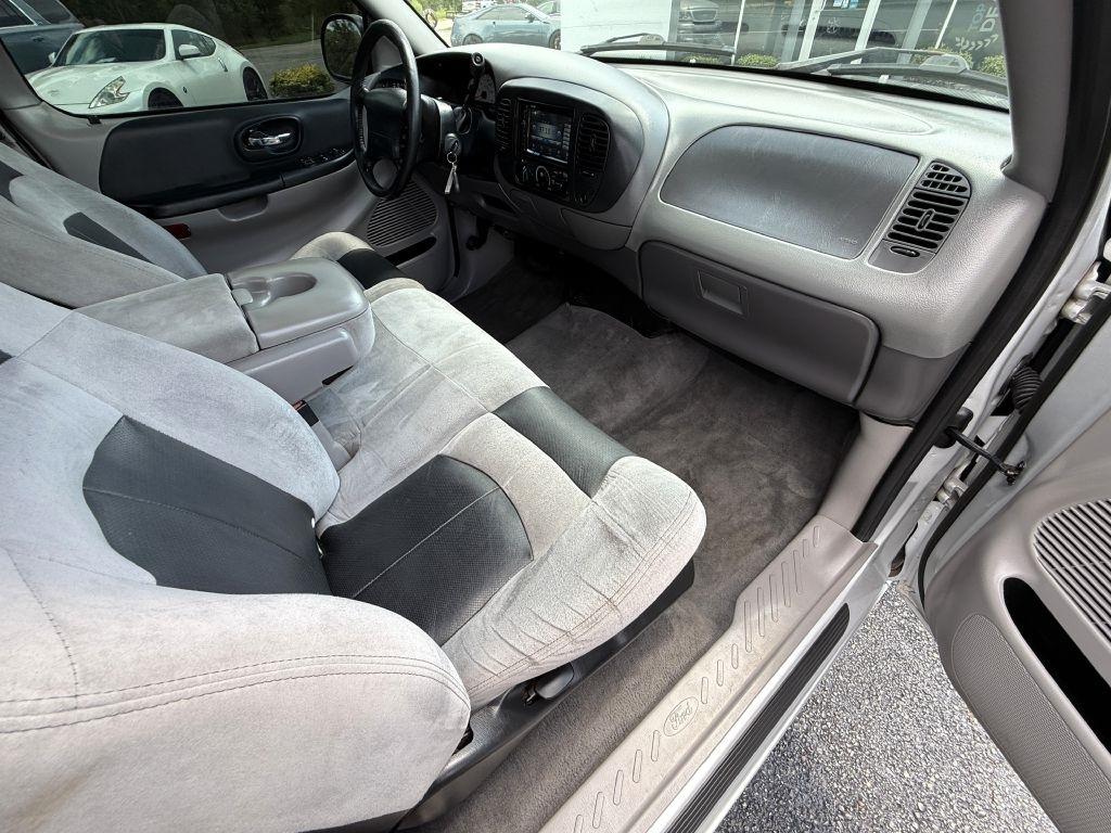 Ford F-150 SVT Lightning 2WD 2004