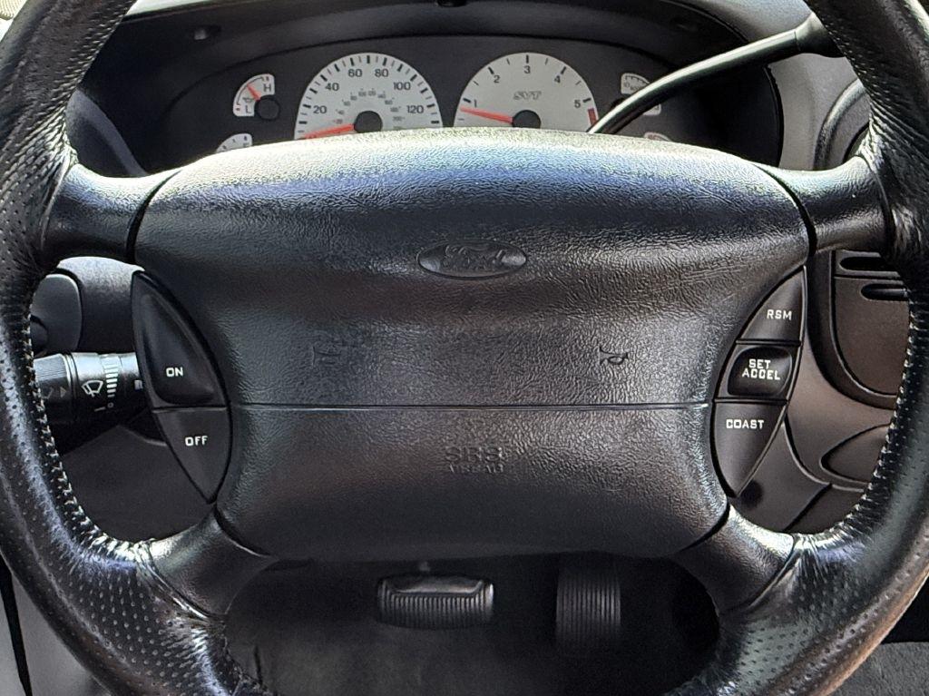 Ford F-150 SVT Lightning 2WD 2004