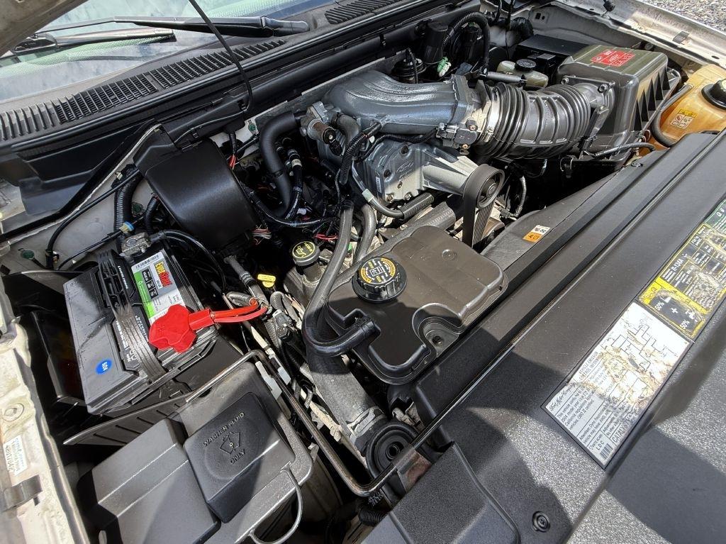Ford F-150 SVT Lightning 2WD 2004