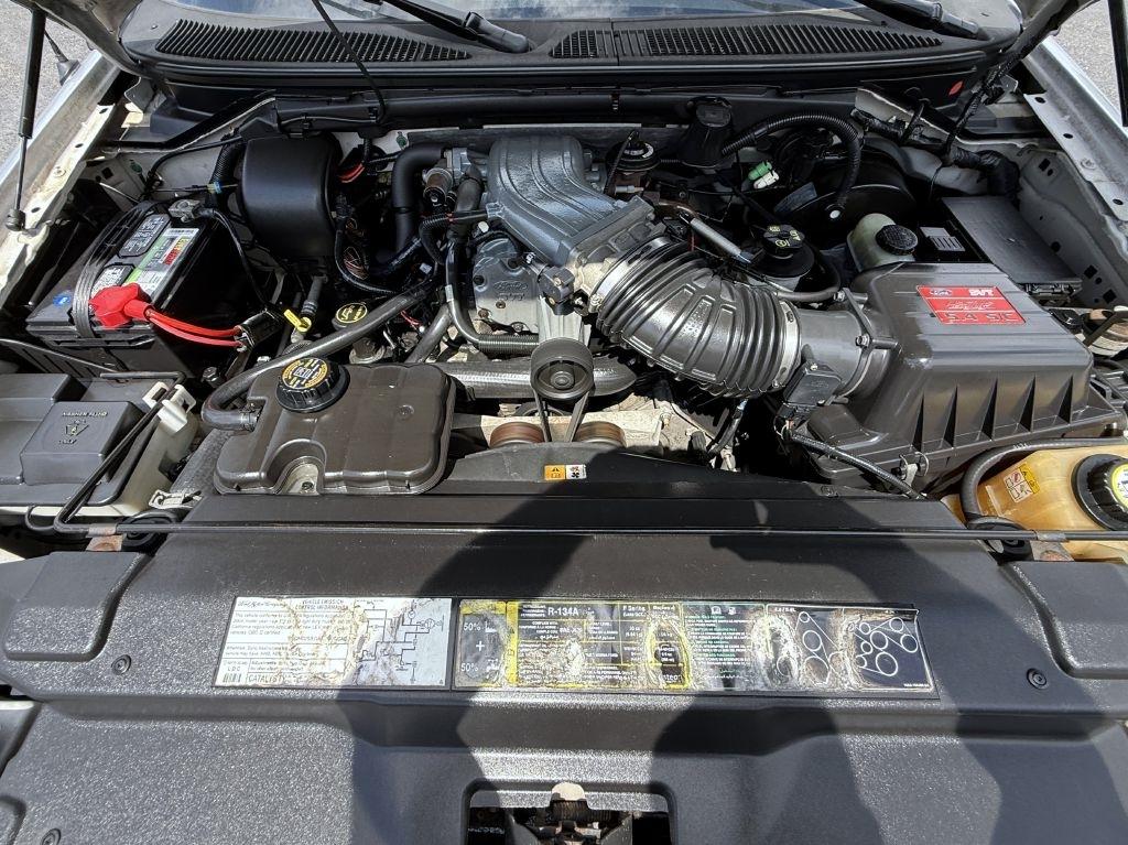 Ford F-150 SVT Lightning 2WD 2004
