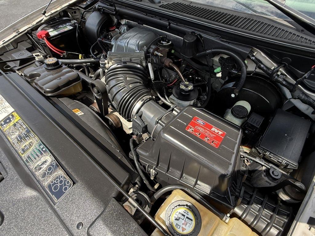 Ford F-150 SVT Lightning 2WD 2004