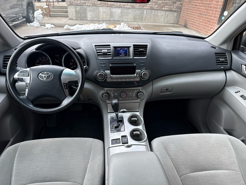 Toyota Highlander Base 2WD V6 2011