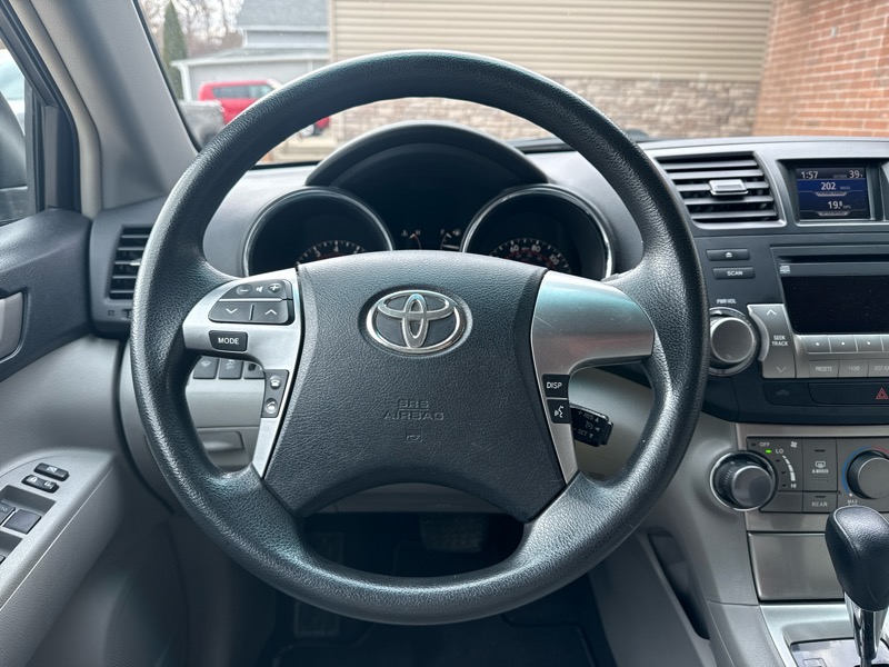 Toyota Highlander Base 2WD V6 2011