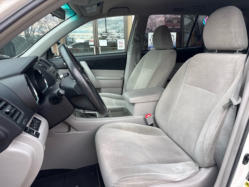 Toyota Highlander Base 2WD V6 2011