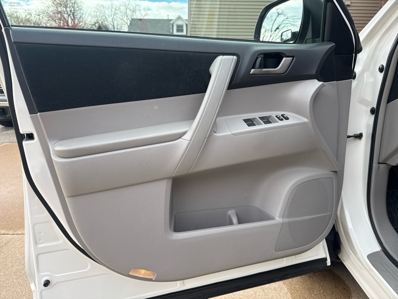 Toyota Highlander Base 2WD V6 2011