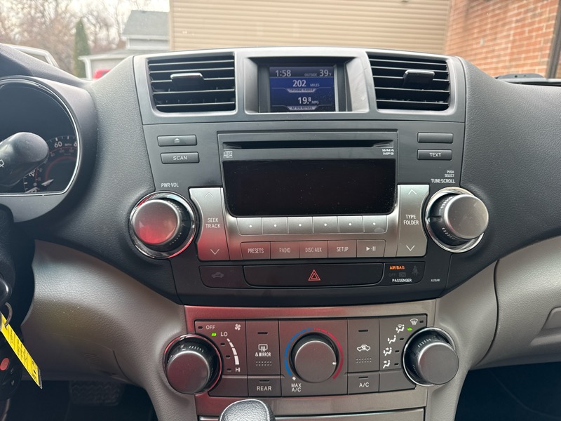 Toyota Highlander Base 2WD V6 2011