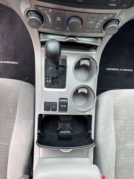 Toyota Highlander Base 2WD V6 2011