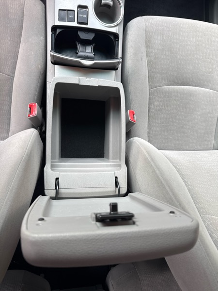 Toyota Highlander Base 2WD V6 2011