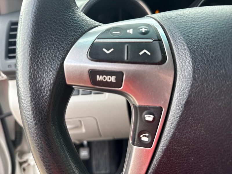 Toyota Highlander Base 2WD V6 2011