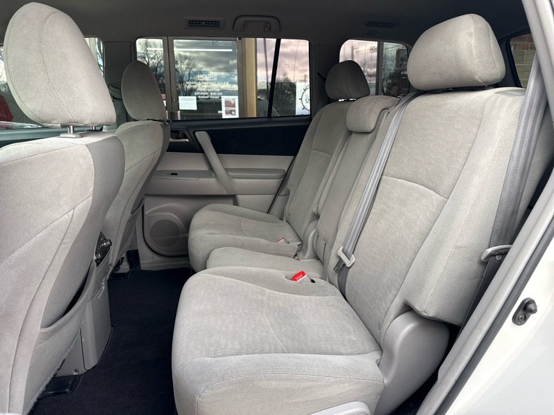 Toyota Highlander Base 2WD V6 2011