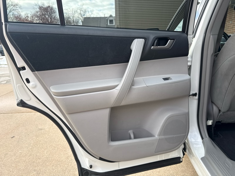 Toyota Highlander Base 2WD V6 2011