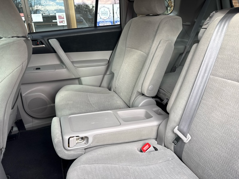 Toyota Highlander Base 2WD V6 2011