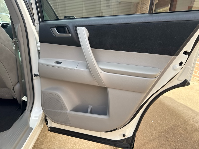 Toyota Highlander Base 2WD V6 2011