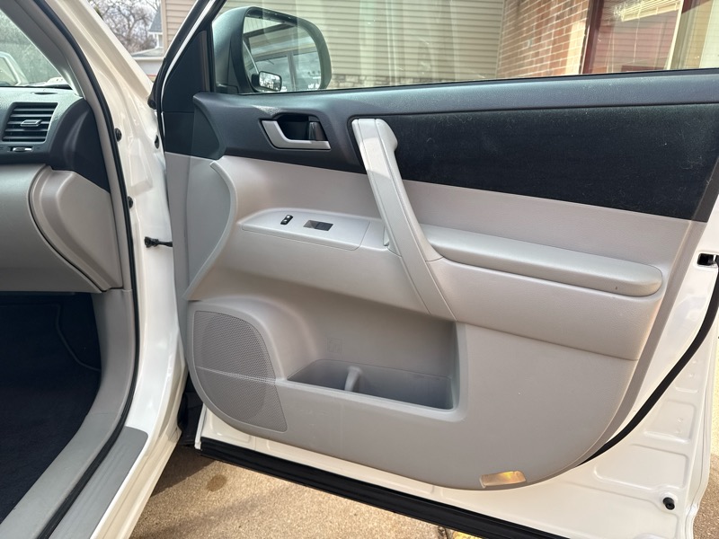 Toyota Highlander Base 2WD V6 2011