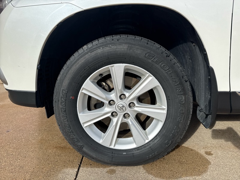 Toyota Highlander Base 2WD V6 2011