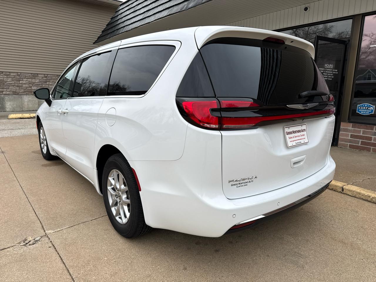 Chrysler Pacifica Select 2025