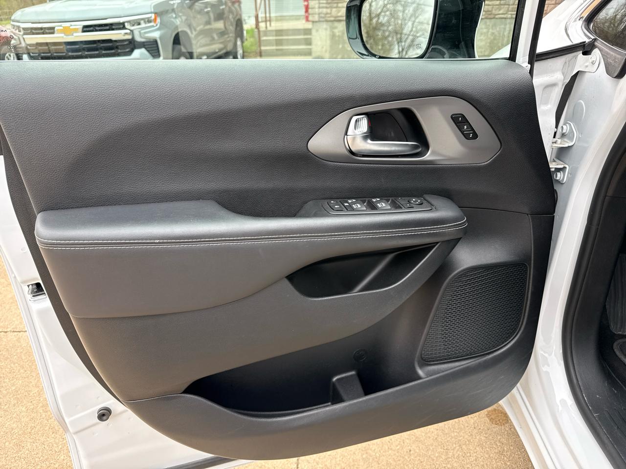 Chrysler Pacifica Select 2025