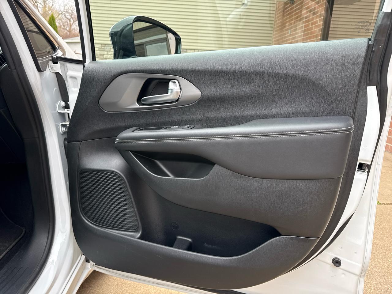 Chrysler Pacifica Select 2025