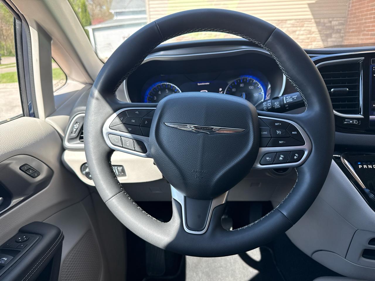 Chrysler Pacifica Touring L 2023