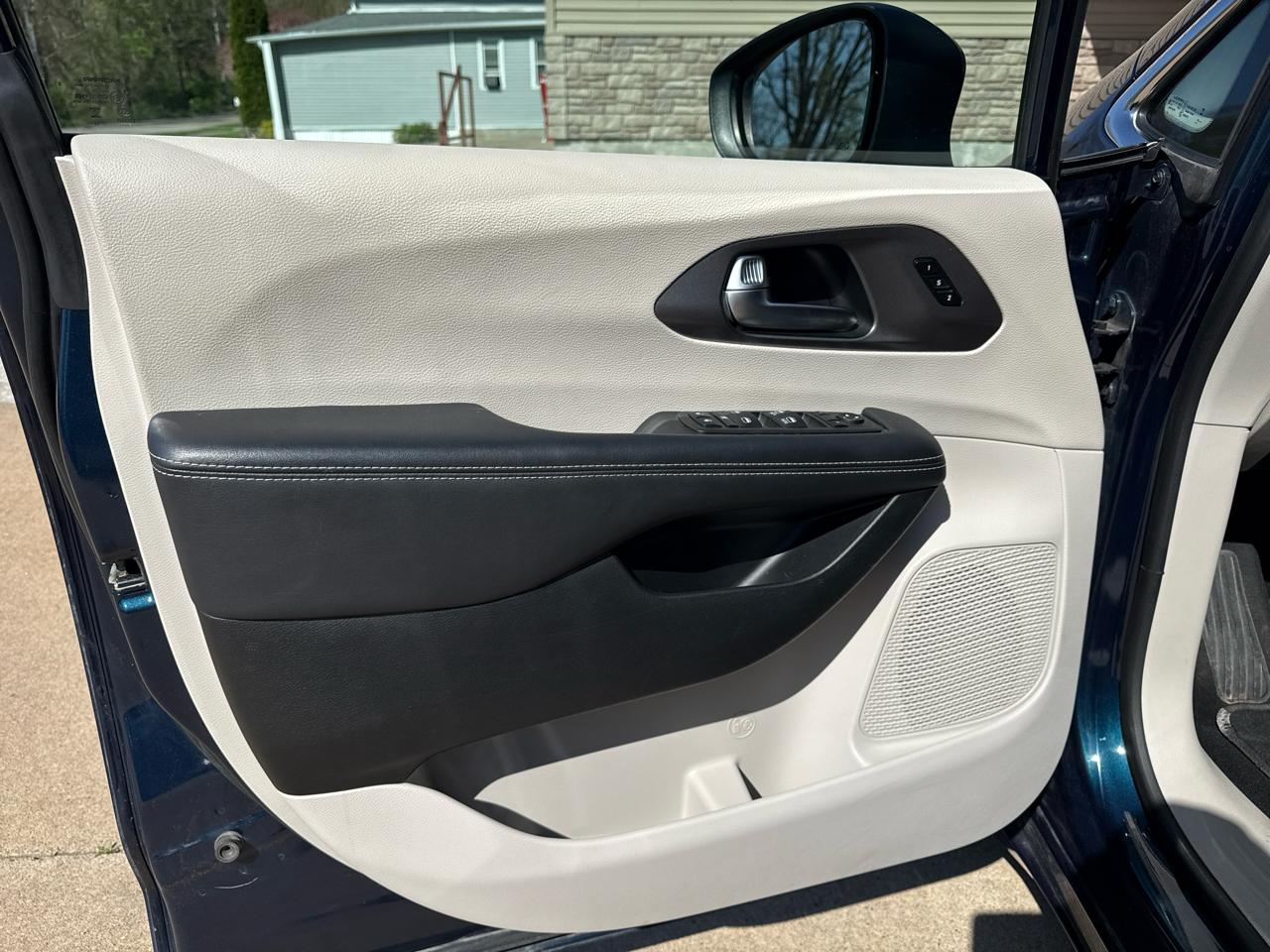 Chrysler Pacifica Touring L 2023