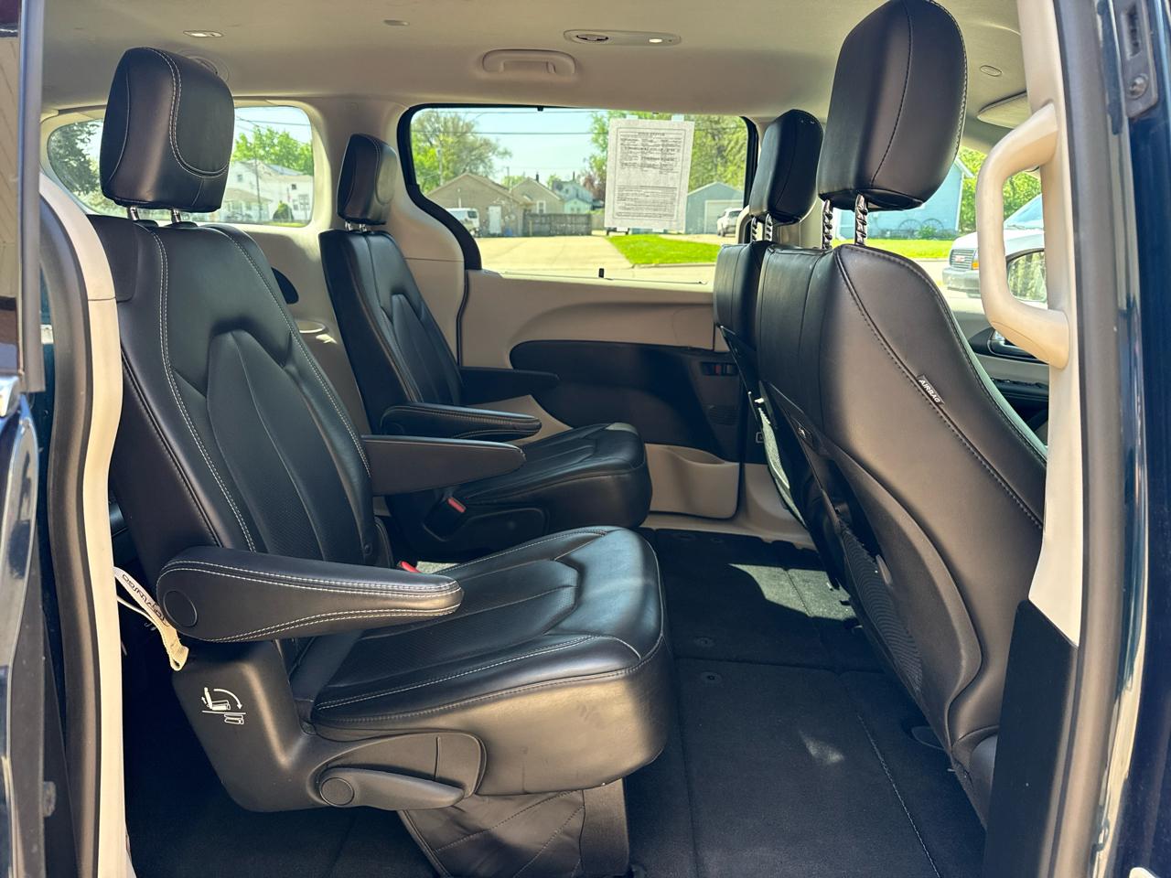 Chrysler Pacifica Touring L 2023