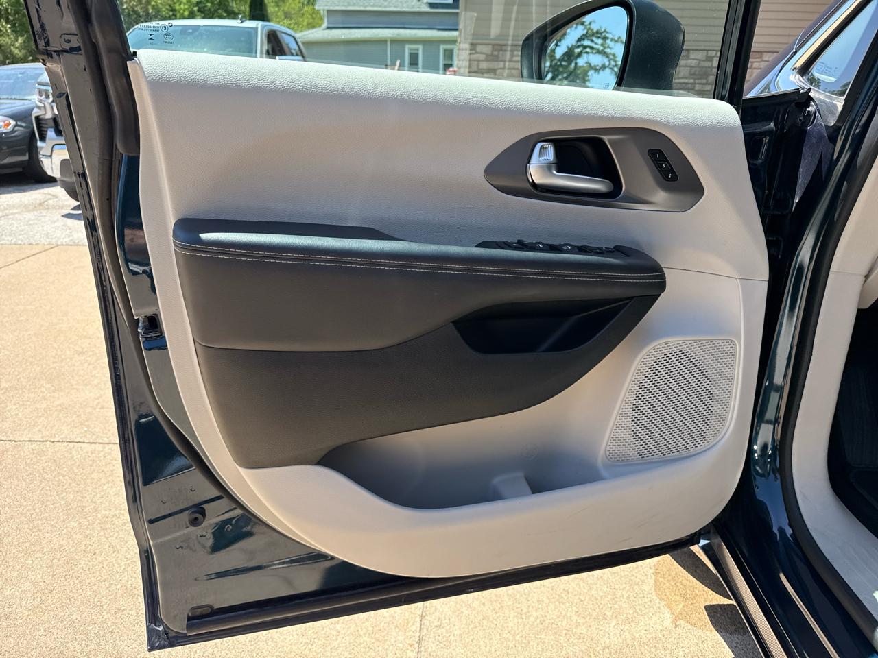 Chrysler Pacifica Touring L 2023