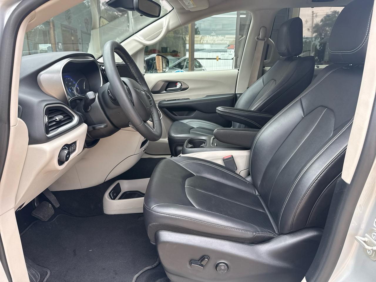 Chrysler Pacifica Touring L 2024