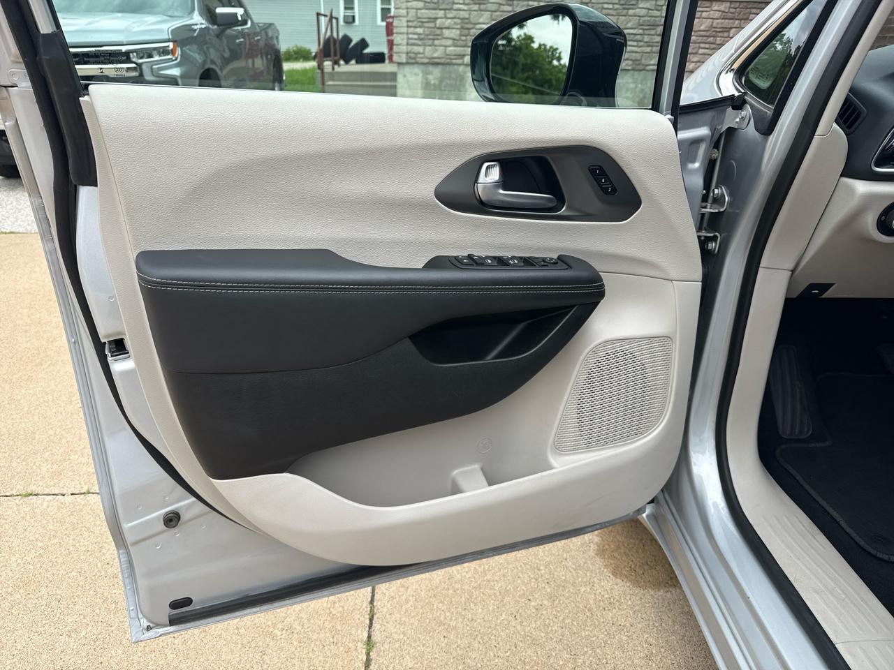 Chrysler Pacifica Touring L 2024