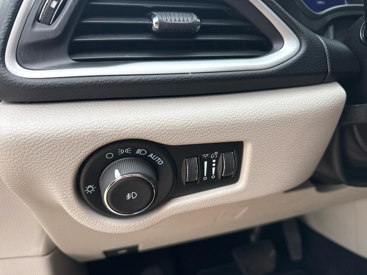 Chrysler Pacifica Touring L 2024