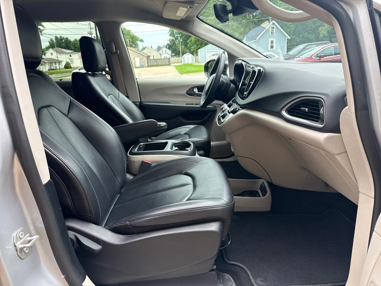 Chrysler Pacifica Touring L 2024