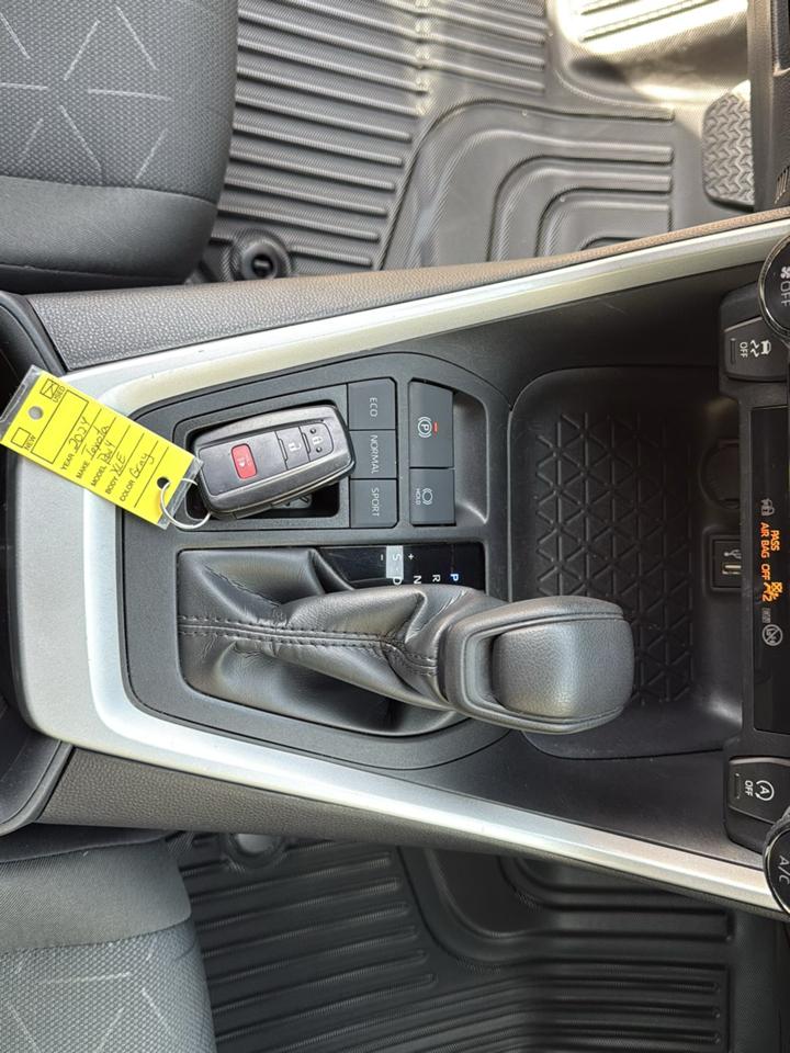 Toyota RAV4 XLE 2024