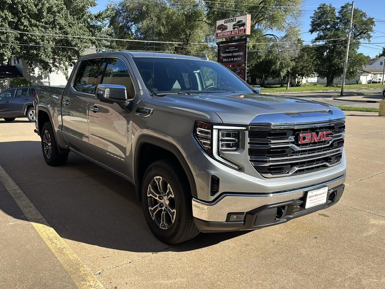 GMC Sierra 1500 SLT Crew Cab 4WD 2026