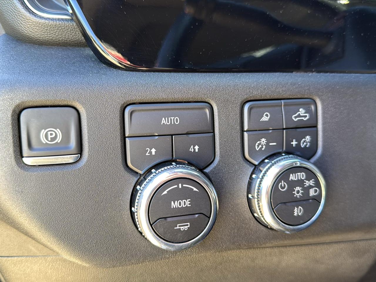 GMC Sierra 1500 SLT Crew Cab 4WD 2026
