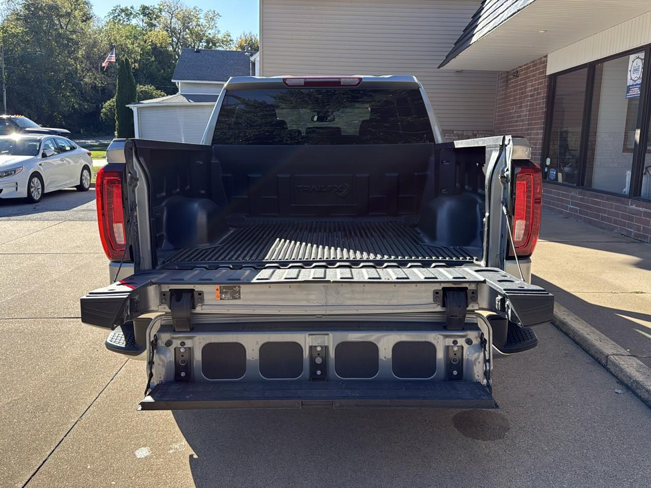 GMC Sierra 1500 SLT Crew Cab 4WD 2026