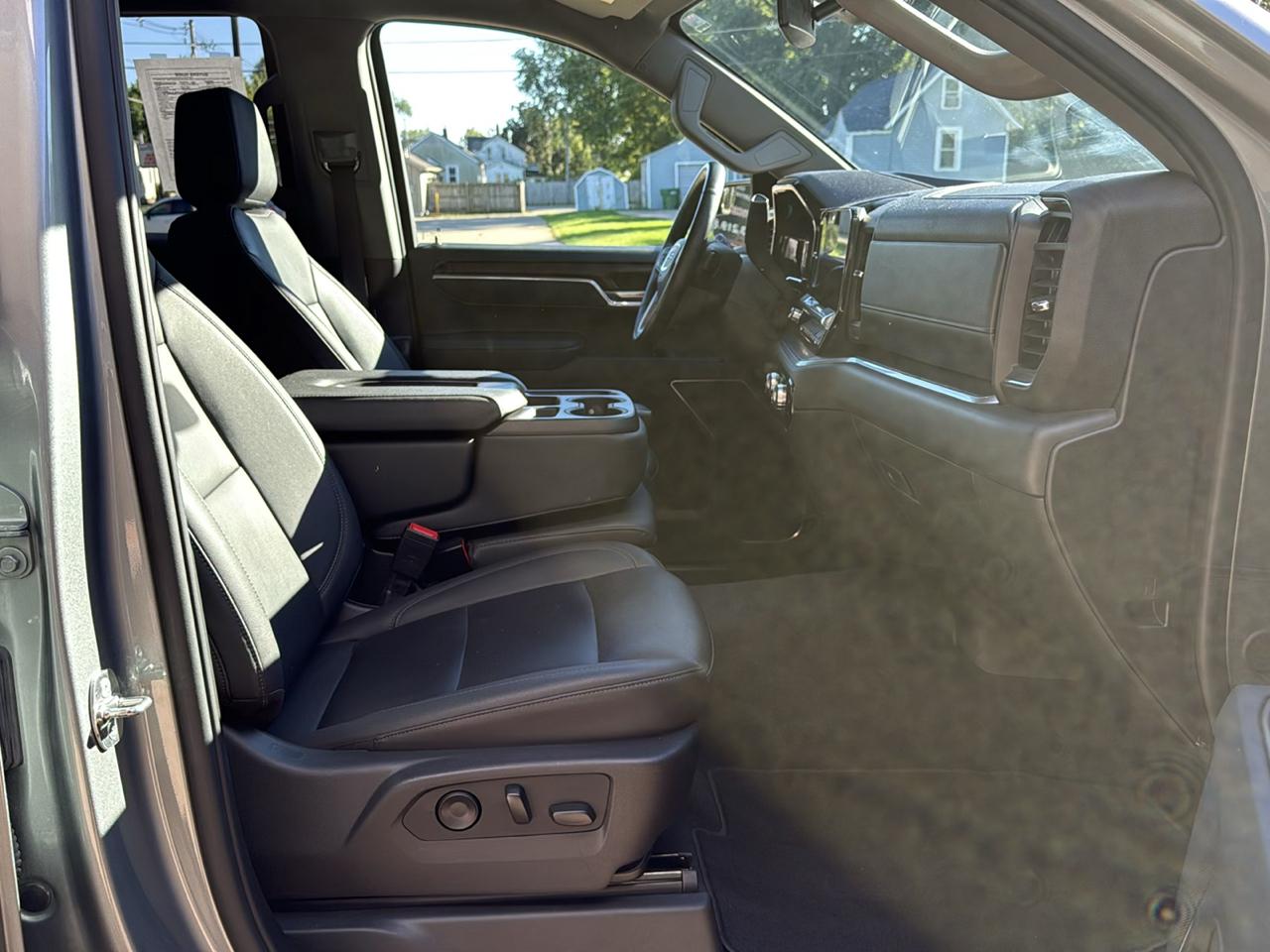 GMC Sierra 1500 SLT Crew Cab 4WD 2026