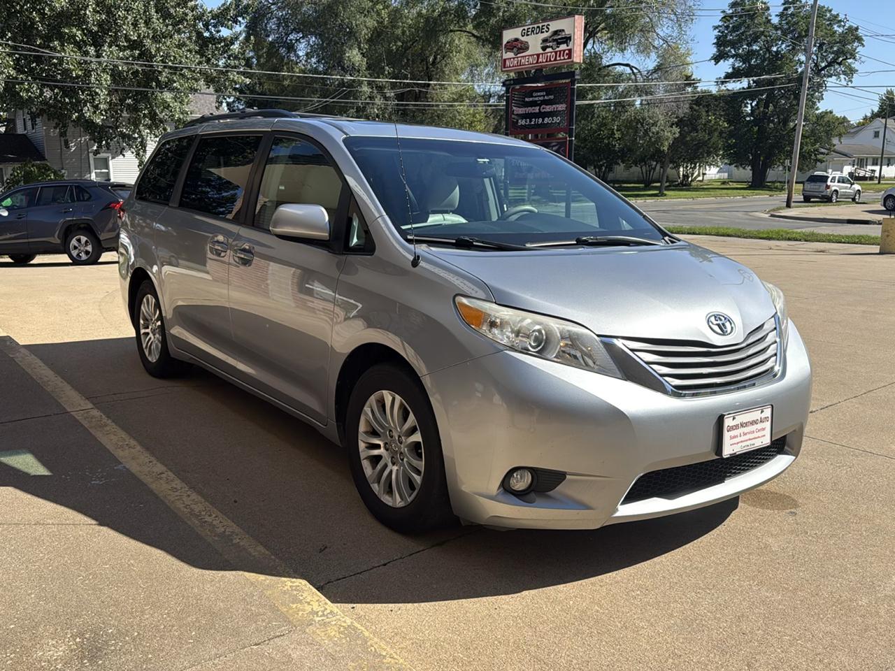 Toyota Sienna XLE FWD 8-Passenger V6 2012
