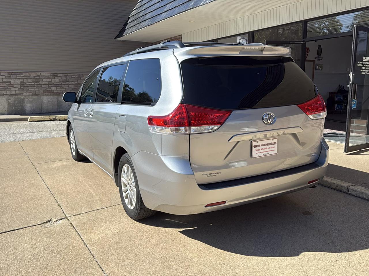 Toyota Sienna XLE FWD 8-Passenger V6 2012