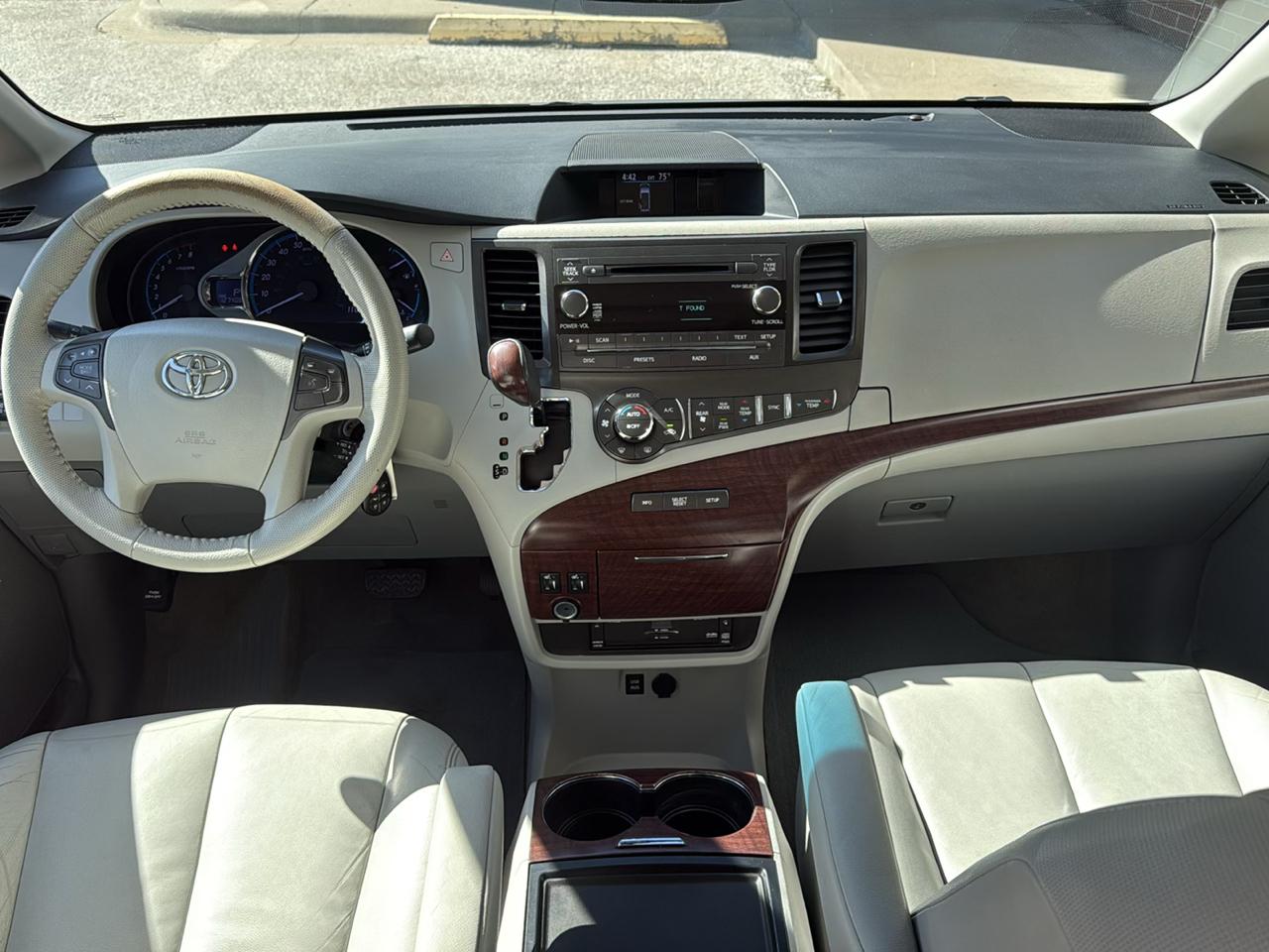 Toyota Sienna XLE FWD 8-Passenger V6 2012