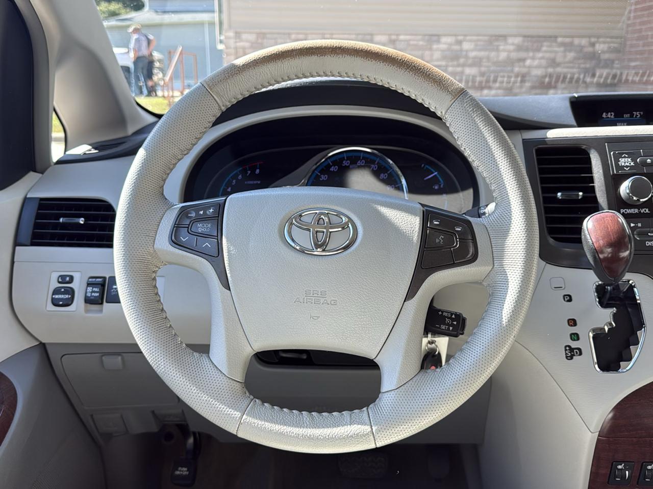Toyota Sienna XLE FWD 8-Passenger V6 2012