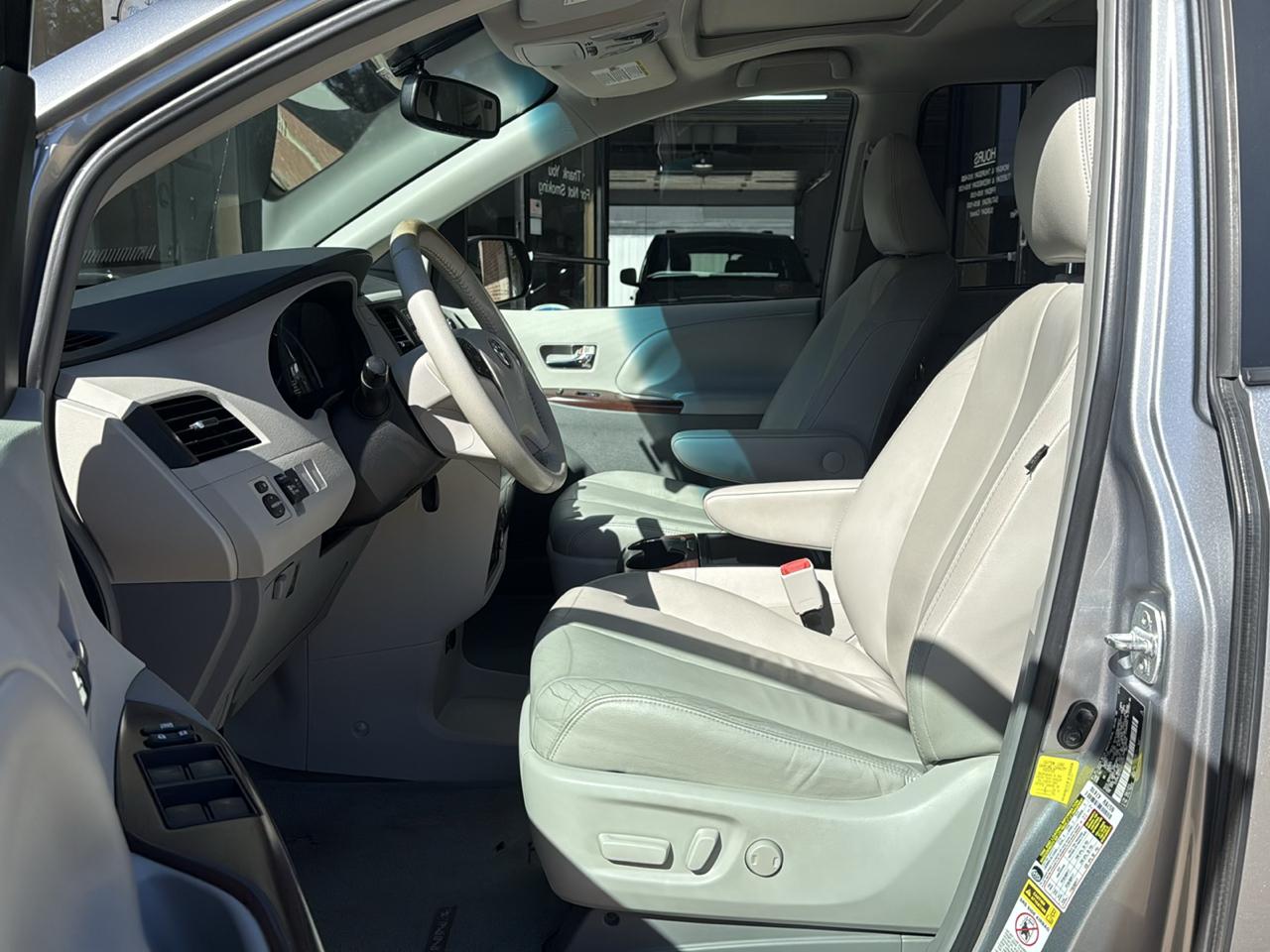 Toyota Sienna XLE FWD 8-Passenger V6 2012