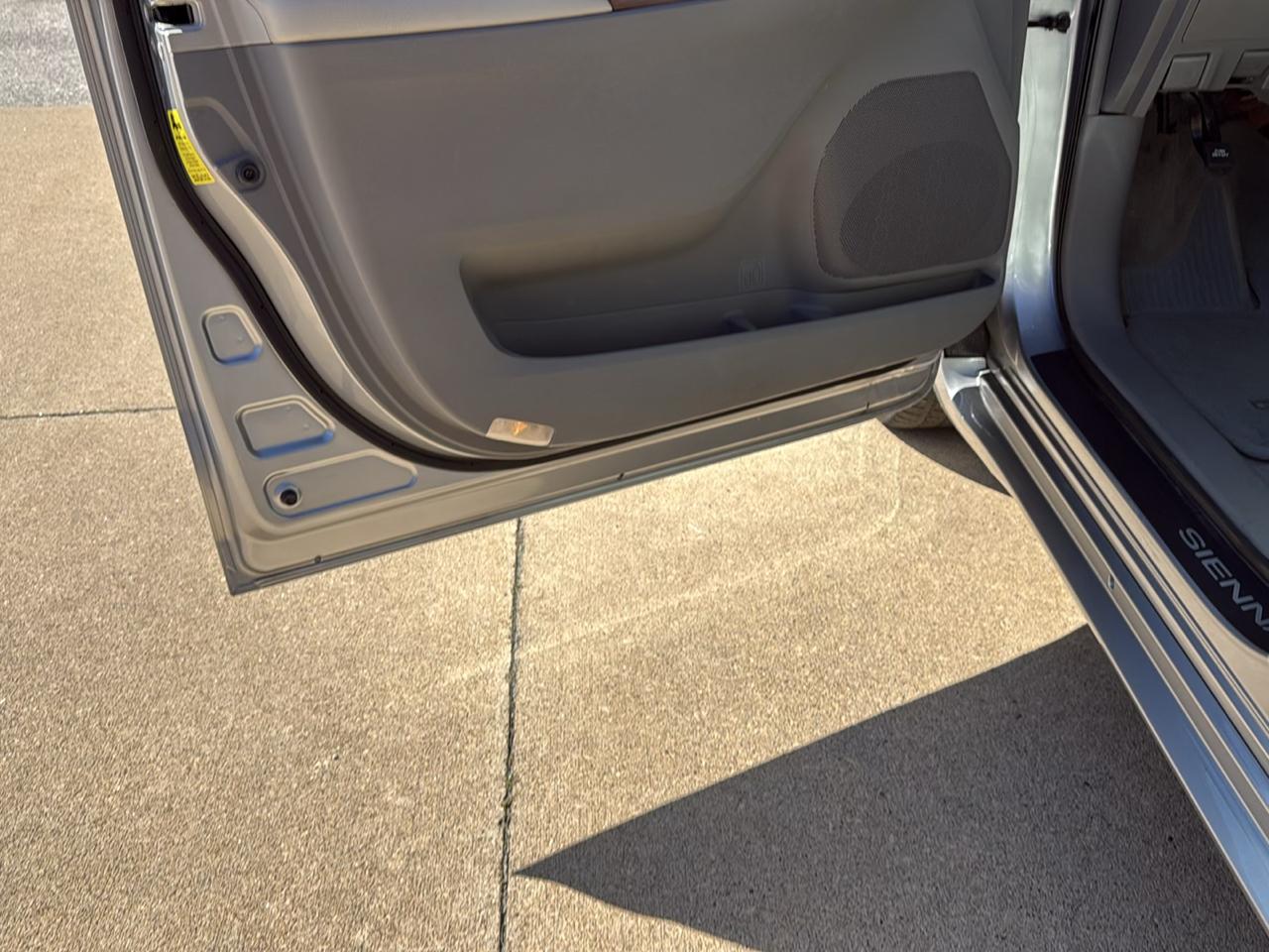 Toyota Sienna XLE FWD 8-Passenger V6 2012