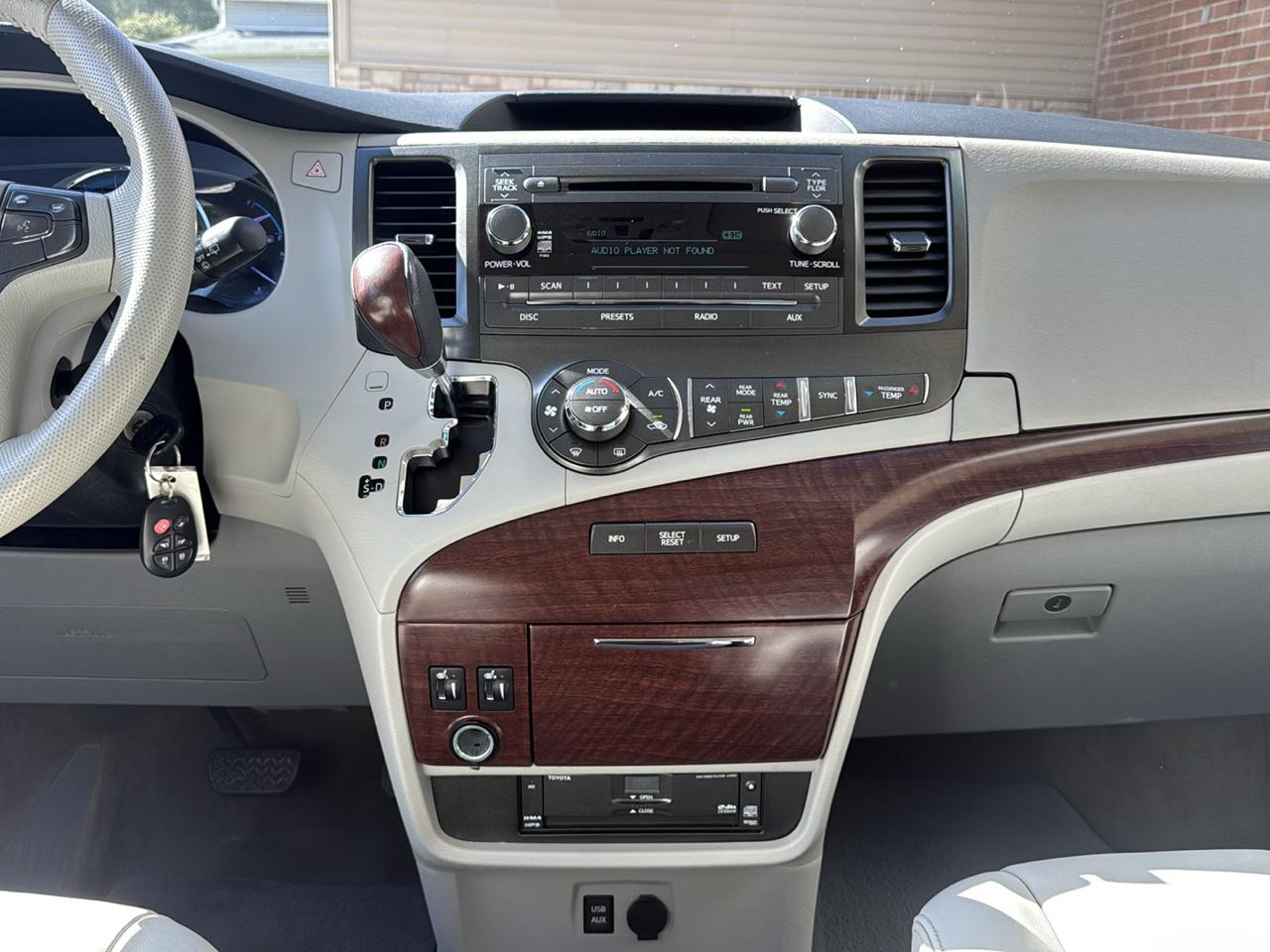 Toyota Sienna XLE FWD 8-Passenger V6 2012