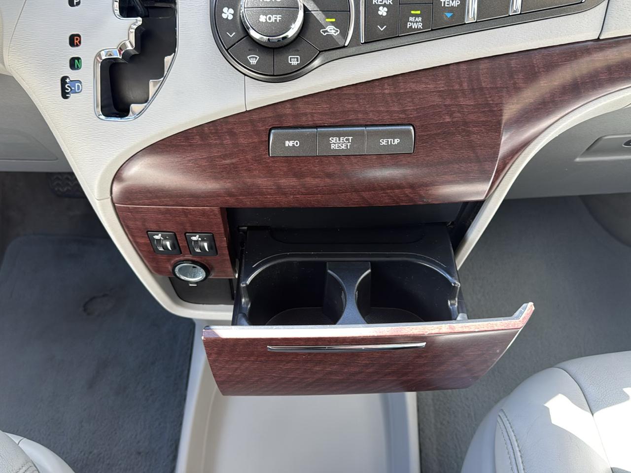 Toyota Sienna XLE FWD 8-Passenger V6 2012
